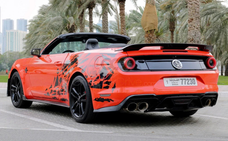 Oranje Ford Mustang EcoBoost Convertible V4 2016 for rent in Sharjah 9